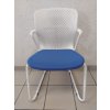 Fauteuil KEYN blanc assise bleue reconditionné - Herman MILLER