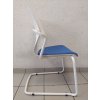 Fauteuil KEYN blanc assise bleue reconditionné - Herman MILLER